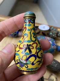 Zes Chinese snuifflessen in zilver en cloisonn&eacute;, 19/20e eeuw