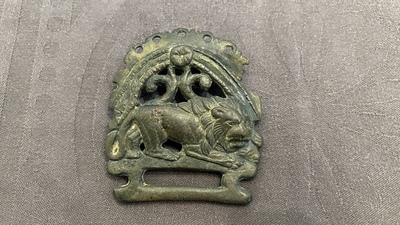 Een Romeinse bronzen panter en een riemtong met een leeuw, ca. 2e eeuw