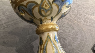 Deux vases hispano-mauresques &agrave; &eacute;mail lustr&eacute; de type 'Alhambra' et un vase en bois incrust&eacute; de pierres, Espagne et Afrique du Nord, 19/20&egrave;me