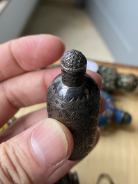 Zes Chinese snuifflessen in zilver en cloisonn&eacute;, 19/20e eeuw