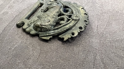 Un mod&egrave;le d'une panth&egrave;re en bronze romain et une plaque de ceinture avec un lion, ca. 2&egrave;me