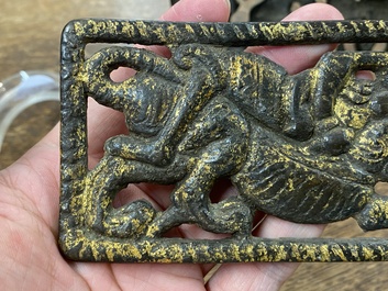 Twee Chinese riemgespversieringen in verguld brons, Xiongnu cultuur, Qin