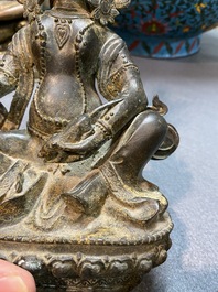 Vijf Aziatische sculpturen in albast, brons en koper, 19/20e eeuw