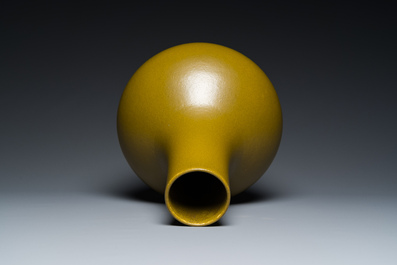 Vase de forme bouteille en porcelaine de Chine monochrome &agrave; &eacute;mail dit 'poudre de th&eacute;', marque et &eacute;poque de Guangxu