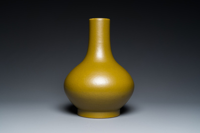 Een Chinese flesvormige vaas met teadust-glazuur, Guangxu merk en periode