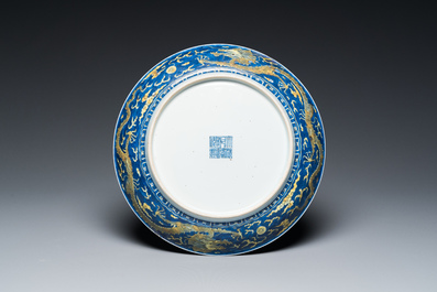 Een Chinese onderglazuur blauwe en overglazuur gele 'draken' schotel, Qianlong merk en periode