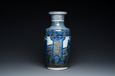 Vase de forme rouleau en porcelaine de Chine en bleu, blanc et rouge de cuivre &agrave; d&eacute;cor des 'Sanxing', Kangxi