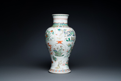 Vase en porcelaine de Chine famille verte &agrave; d&eacute;cor de dragons et d'animaux mythiques, Kangxi