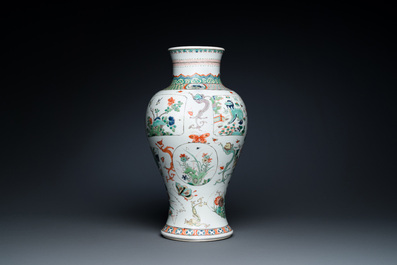 Vase en porcelaine de Chine famille verte &agrave; d&eacute;cor de dragons et d'animaux mythiques, Kangxi