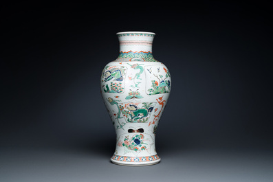 Vase en porcelaine de Chine famille verte &agrave; d&eacute;cor de dragons et d'animaux mythiques, Kangxi