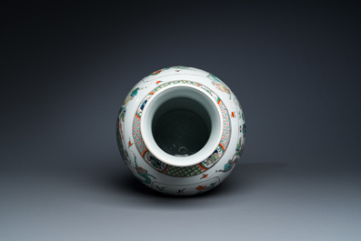 Vase en porcelaine de Chine famille verte &agrave; d&eacute;cor de dragons et d'animaux mythiques, Kangxi