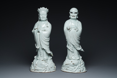 Deux tr&egrave;s grandes sculptures de Luohan en porcelaine de Chine en blanc monochrome, Qianlong/Jiaqing