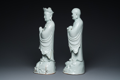 Deux tr&egrave;s grandes sculptures de Luohan en porcelaine de Chine en blanc monochrome, Qianlong/Jiaqing