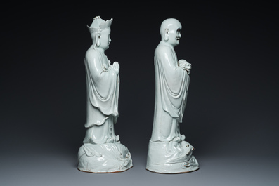 Deux tr&egrave;s grandes sculptures de Luohan en porcelaine de Chine en blanc monochrome, Qianlong/Jiaqing