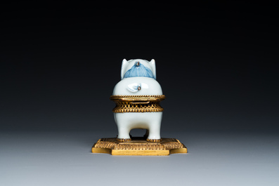 Br&ucirc;le-parfum en porcelaine de Chine en bleu et blanc en forme de Luduan aux montures en bronze dor&eacute;, Wanli