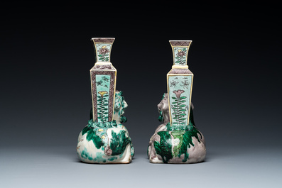 Paire de vases en biscuit &eacute;maill&eacute; verte reposant sur des lions bouddhistes, Chine, Kangxi