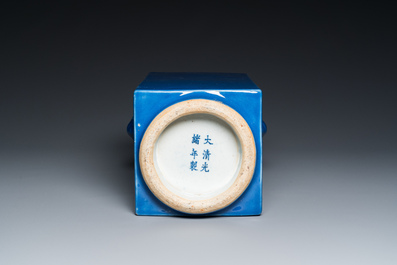 Vase de forme 'cong' en porcelaine de Chine en bleu monochrome, marque et &eacute;poque de Guangxu