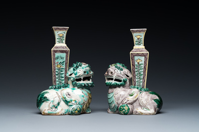 Paire de vases en biscuit &eacute;maill&eacute; verte reposant sur des lions bouddhistes, Chine, Kangxi
