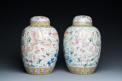 Paire de pots couverts en porcelaine de Chine famille rose &agrave; d&eacute;cor de ph&eacute;nix, marque de Ji Xiang Ru Yi 吉祥如意, 19&egrave;me