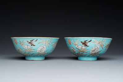 Deux bols de type Dayazhai en porcelaine de Chine &agrave; d&eacute;cor en grisaille sur fond turquoise, marque Yong Qing Cang Chun 永慶長春, Guangxu