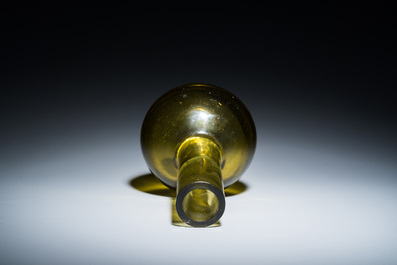 Een zeldzame Chinese flesvormige vaas in groen translucent Peking glas, Qianlong merk en periode