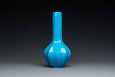 Vase de forme bouteille &agrave; facettes en verre de P&eacute;kin en bleu turquoise, Chine, marque et &eacute;poque de Qianlong