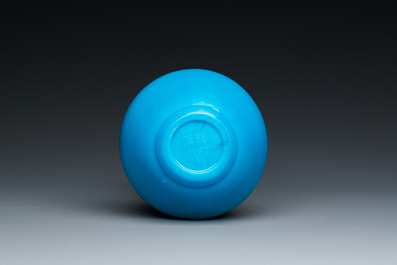 Vase de forme bouteille en verre de P&eacute;kin bleu turquoise, Chine, marque et &eacute;poque de Qianlong