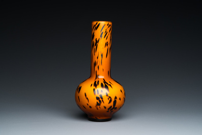 Vase de forme bouteille en verre de P&eacute;kin de couleur ambre tachet&eacute;, Chine, marque et &eacute;poque de Xianfeng
