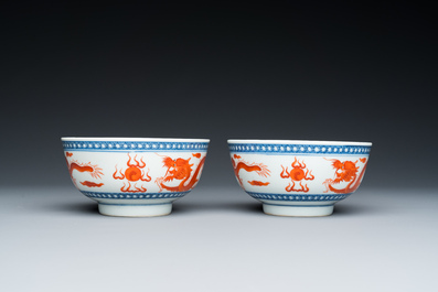 Paire de bols en porcelaine de Chine en bleu, blanc et rouge de fer, marque et &eacute;poque de Xuantong