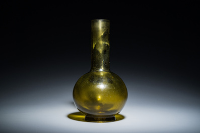 Een zeldzame Chinese flesvormige vaas in groen translucent Peking glas, Qianlong merk en periode