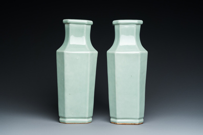 Paire de vases en porcelaine de Chine en c&eacute;ladon monochrome, marque et &eacute;poque de Xuantong