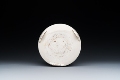 Br&ucirc;le-parfum tripod en porcelaine blanche de Dehua, Chine, Kangxi