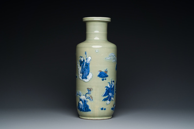 Vase de forme rouleau en porcelaine de Chine en bleu, blanc et rouge de cuivre sur fond c&eacute;ladon, Kangxi