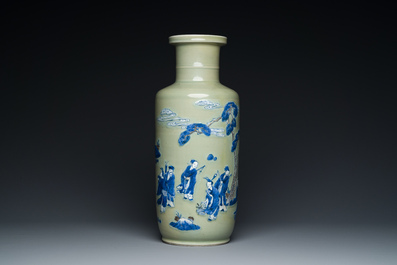 Vase de forme rouleau en porcelaine de Chine en bleu, blanc et rouge de cuivre sur fond c&eacute;ladon, Kangxi