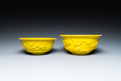 Deux bols en verre jaune de P&eacute;kin, Chine, 19/20&egrave;me