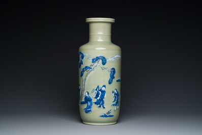 Vase de forme rouleau en porcelaine de Chine en bleu, blanc et rouge de cuivre sur fond c&eacute;ladon, Kangxi