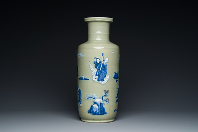 Vase de forme rouleau en porcelaine de Chine en bleu, blanc et rouge de cuivre sur fond c&eacute;ladon, Kangxi