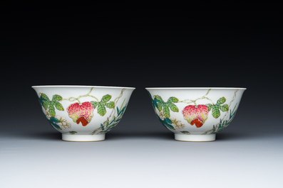 Paire de bols en porcelaine de Chine famille rose &agrave; d&eacute;cor de poires de baumier, marque et &eacute;poque de Daoguang