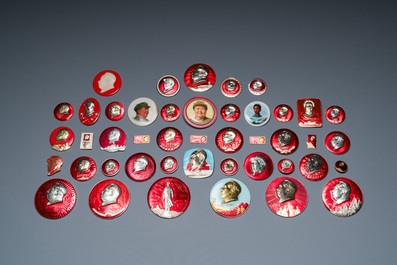 44 Chinese Mao portrait badges, incl. one in porcelain, Cultural Revolution