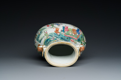 Beau vase de forme 'hu' en porcelaine de Chine famille rose aux anses en forme de ruyi, 19&egrave;me