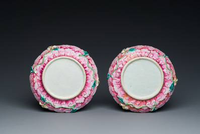 Belle paire de bols couverts sur pr&eacute;sentoirs en porcelaine de Chine famille rose, Qianlong