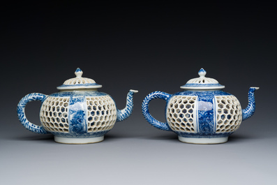 Paire de th&eacute;i&egrave;res ajour&eacute;es et aux double parois en porcelaine de Chine en bleu et blanc, &eacute;poque Transition