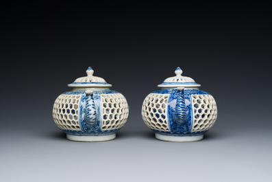 Paire de th&eacute;i&egrave;res ajour&eacute;es et aux double parois en porcelaine de Chine en bleu et blanc, &eacute;poque Transition