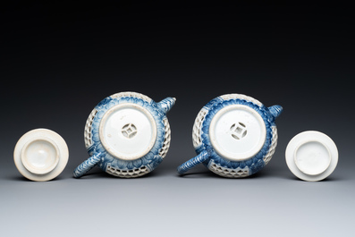 Paire de th&eacute;i&egrave;res ajour&eacute;es et aux double parois en porcelaine de Chine en bleu et blanc, &eacute;poque Transition