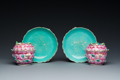 Belle paire de bols couverts sur pr&eacute;sentoirs en porcelaine de Chine famille rose, Qianlong