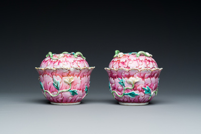 Belle paire de bols couverts sur pr&eacute;sentoirs en porcelaine de Chine famille rose, Qianlong