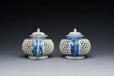 Paire de th&eacute;i&egrave;res ajour&eacute;es et aux double parois en porcelaine de Chine en bleu et blanc, &eacute;poque Transition