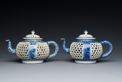 Paire de th&eacute;i&egrave;res ajour&eacute;es et aux double parois en porcelaine de Chine en bleu et blanc, &eacute;poque Transition