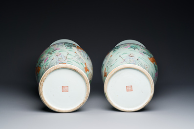 Paire de vases en porcelaine de Chine famille rose &agrave; d&eacute;cor d'un musicien qui joue le qin, marque de Qianlong, R&eacute;publique