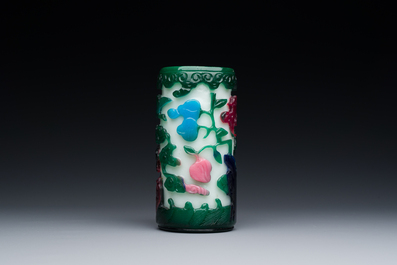 Een Chinese vierkleurige penselenbeker in Peking glas, Qianlong